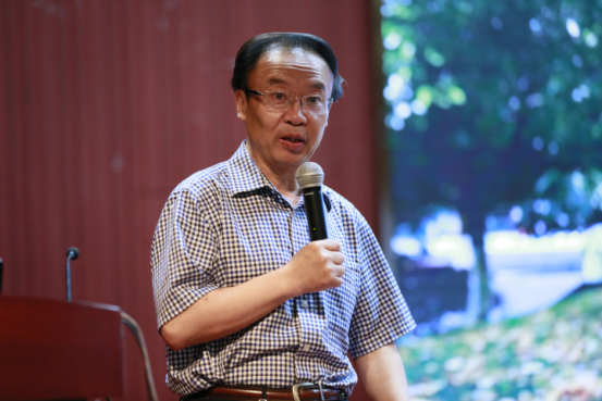 李镇西先生作报告